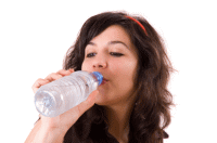 天然水を飲む女性